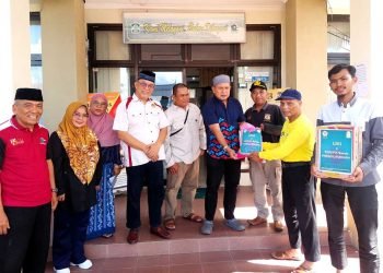 Lurah Sumber Rejo Paing saat menerima bantuan dari pengurus PC LDII Balikpapan Tengah H. Asrul Sani, disaksikan Ketua DPD LDII Kota Balikpapan H. Herry Fathamsyah dan Pimpinan Ponpes Bairuha H. Munawar Cholil. Foto: Istimewa