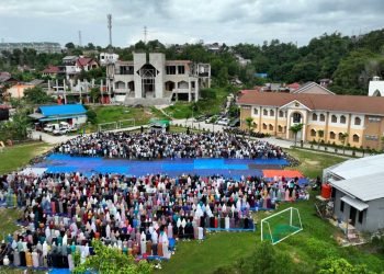 Tampak atas pelaksanaan Salat Idulfitri di Lapangan Ponpes Bairuha, Rabu (10/4). Foto: Ibnu/LINES