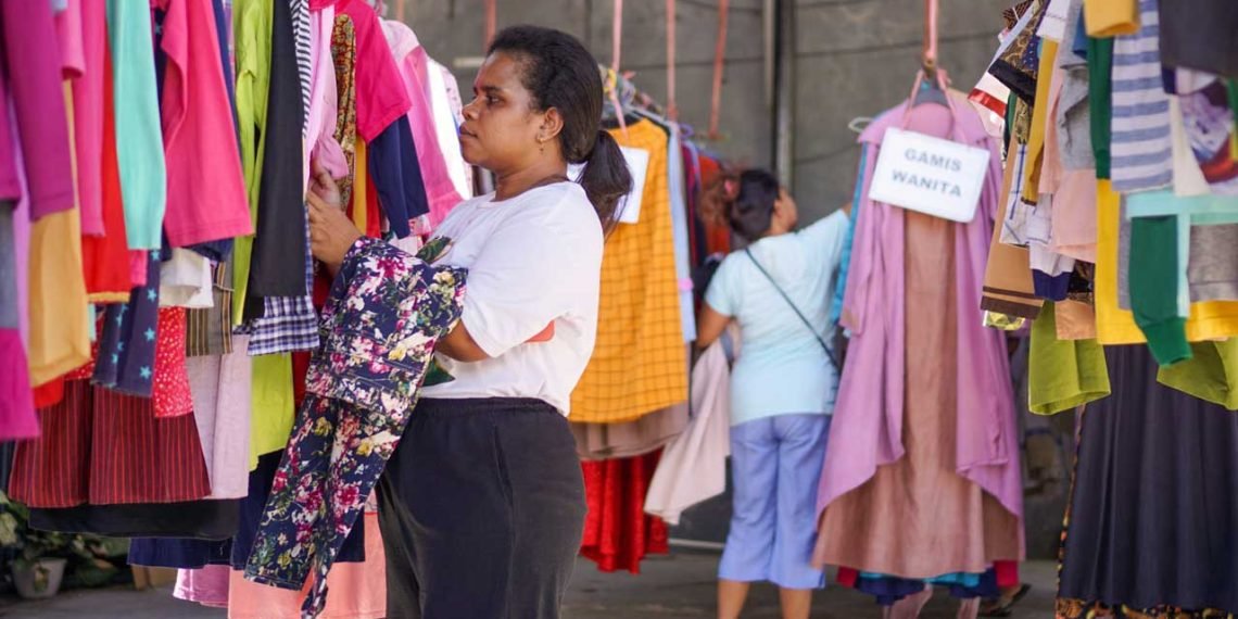 Tampak dua orang warga sedang memilih baju yang diinginkan. Foto: Istimewa
