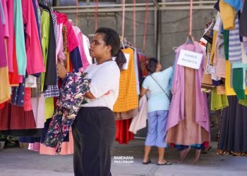 Tampak dua orang warga sedang memilih baju yang diinginkan. Foto: Istimewa