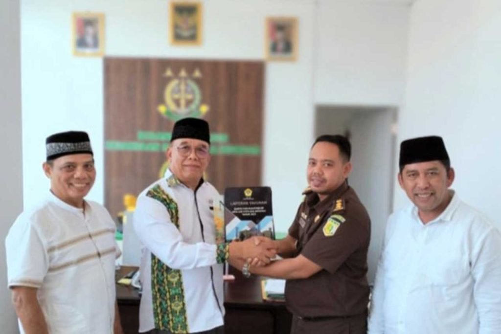 Ketua DPD LDII Kota Balikpapan H. Herry Fathamsyah menyerahkan Laporan Kegiatan DPD LDII Balikpapan tahun 2023 dan satu buah buku dengan judul Nilai-Nilai Kebajikan Jamaah LDII yang ditulis Dr. Ahmad Ali MD dan satu buah Majalah Nuansa kepada Kepala Bidang Intel Kejaksaan Negeri Balikpapan Ali Mustofa, bertempat di Kejari Balikpapan, Selasa (14/5). Foto: LINES