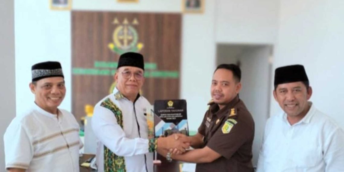 Ketua DPD LDII Kota Balikpapan H. Herry Fathamsyah menyerahkan Laporan Kegiatan DPD LDII Balikpapan tahun 2023 dan satu buah buku dengan judul Nilai-Nilai Kebajikan Jamaah LDII yang ditulis Dr. Ahmad Ali MD dan satu buah Majalah Nuansa kepada Kepala Bidang Intel Kejaksaan Negeri Balikpapan Ali Mustofa, bertempat di Kejari Balikpapan, Selasa (14/5). Foto: LINES