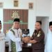 Ketua DPD LDII Kota Balikpapan H. Herry Fathamsyah menyerahkan Laporan Kegiatan DPD LDII Balikpapan tahun 2023 dan satu buah buku dengan judul Nilai-Nilai Kebajikan Jamaah LDII yang ditulis Dr. Ahmad Ali MD dan satu buah Majalah Nuansa kepada Kepala Bidang Intel Kejaksaan Negeri Balikpapan Ali Mustofa, bertempat di Kejari Balikpapan, Selasa (14/5). Foto: LINES