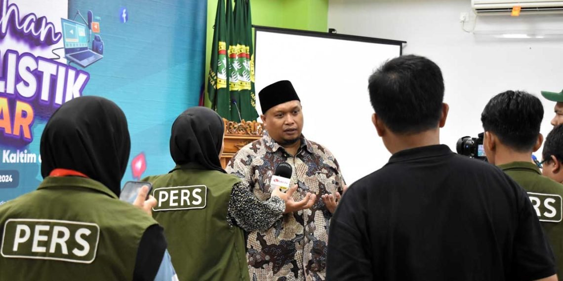 Ketua DPP LDII H. Rully Kuswahyudi saat diwawacarai peserta pelatihan jurnalistik usai pembukaan pelatihan di Ponpes Bairuha, Jumat (24/5) malam. Foto: LINES