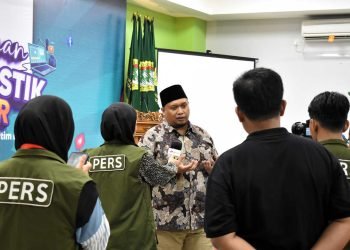 Ketua DPP LDII H. Rully Kuswahyudi saat diwawacarai peserta pelatihan jurnalistik usai pembukaan pelatihan di Ponpes Bairuha, Jumat (24/5) malam. Foto: LINES