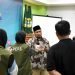 Ketua DPP LDII H. Rully Kuswahyudi saat diwawacarai peserta pelatihan jurnalistik usai pembukaan pelatihan di Ponpes Bairuha, Jumat (24/5) malam. Foto: LINES