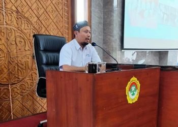 dr. Andi Firmansyah saat memberikan paparan tentang kesehatan gigi dan mulut pada pengajian LDII di masjid Luhur Bairuha, Minggu (9/6). Foto: Yusuf