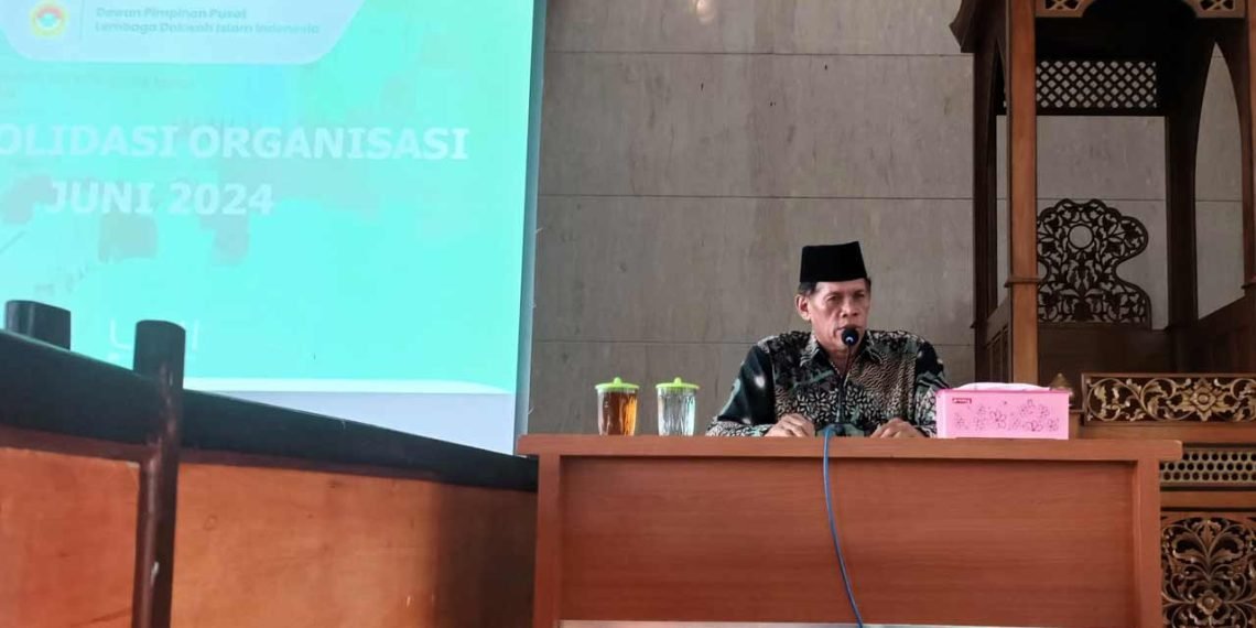 Wakil Ketua DPD LDII Kota Balikpapan H. Herman Arsyad saat memaparkan kegiatan rutin LDII kepada peserta pengajian. Foto: Rastra