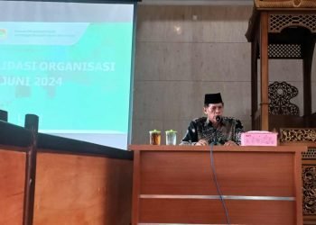Wakil Ketua DPD LDII Kota Balikpapan H. Herman Arsyad saat memaparkan kegiatan rutin LDII kepada peserta pengajian. Foto: Rastra