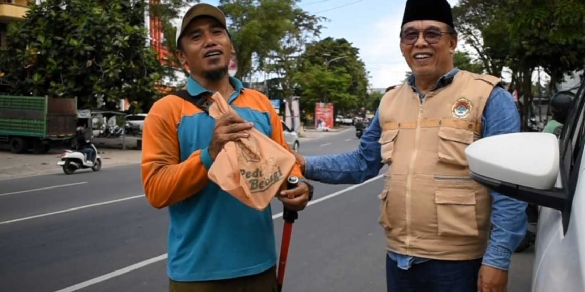 Salah seorang warga yang ditemui di jalan dan sedang bekerja ini menerima paket daging kurban dari LDII, yang diserahkan Ketua DPD LDII Kota Balikpapan H. Herry Fathamsyah, Senin (17/6). Foto: SA/LINES