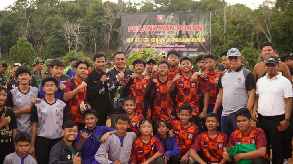 Pangdam Mayjen TNI Tri Budi Utomo (tengah) bersama santri dan ustaz Ponpes Bairuha. Tampak Ketua DPD LDII Kota Balikpapan turut mendampingi. Foto: LINES Balikpapan