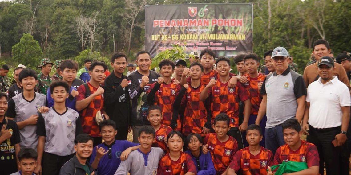 Pangdam Mayjen TNI Tri Budi Utomo (tengah) bersama santri dan ustaz Ponpes Bairuha. Tampak Ketua DPD LDII Kota Balikpapan turut mendampingi. Foto: LINES Balikpapan