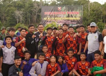 Pangdam Mayjen TNI Tri Budi Utomo (tengah) bersama santri dan ustaz Ponpes Bairuha. Tampak Ketua DPD LDII Kota Balikpapan turut mendampingi. Foto: LINES Balikpapan