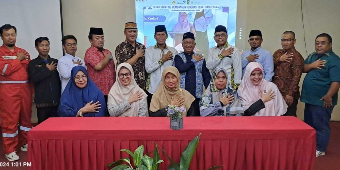 Pengurus DPD LDII Kota Balikpapan bersama Bagian Pemberdayaan Perempuan dan Kesejahteraan Keluarga (PPKK) foto bersama usai mengikuti penyuluhan BKKBN di Hotel Sepinggan, Sabtu (27/7). Foto: LINES