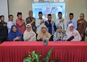 Pengurus DPD LDII Kota Balikpapan bersama Bagian Pemberdayaan Perempuan dan Kesejahteraan Keluarga (PPKK) foto bersama usai mengikuti penyuluhan BKKBN di Hotel Sepinggan, Sabtu (27/7). Foto: LINES