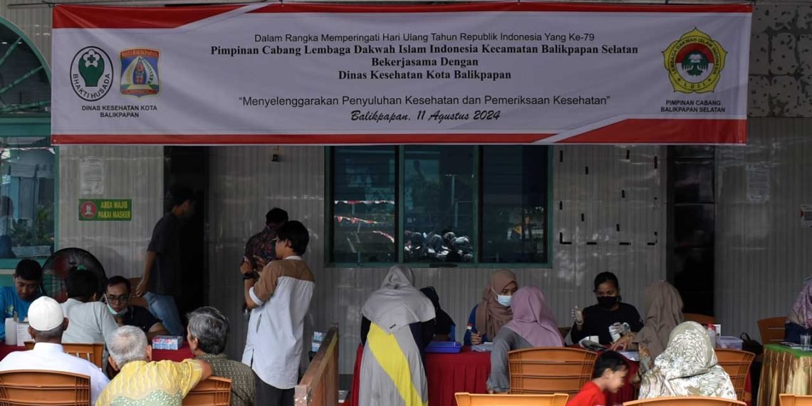 Pimpinan Cabang LDII Kec. Balikpapan Selatan bekerjasama dengan Dinkes menggelar bakti sosial penyuluhan dan pemeriksaan kesehatan di Masjid Baitul A'la, Minggu (10/8). Foto: LINES Balikpapan