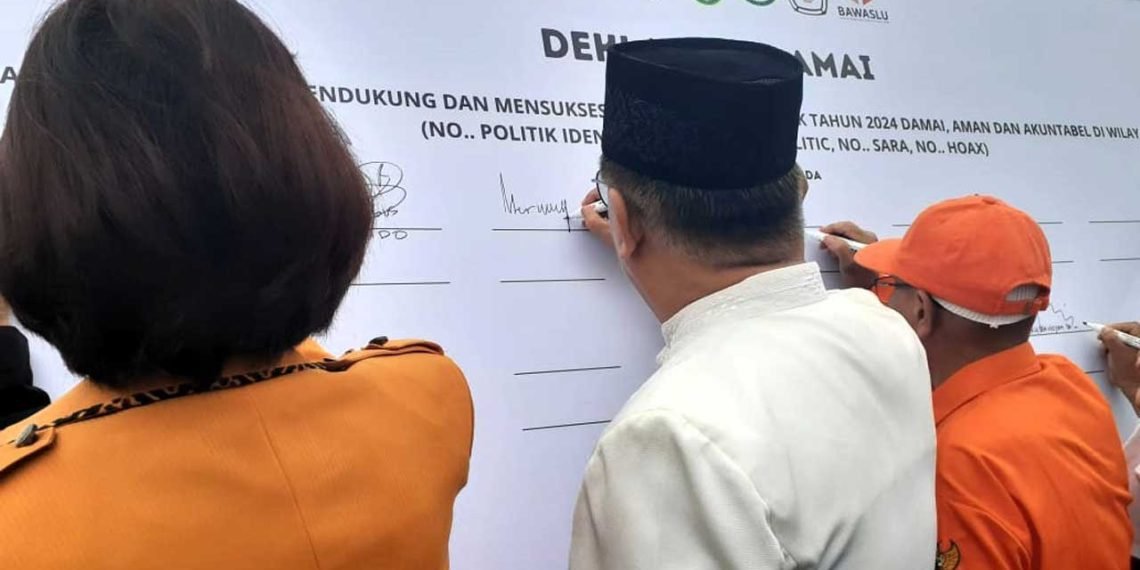 Ketua DPD LDII Kota Balikpapan H. Herry Fathamsyah menandatangani Deklarasi Damai Pemilukada 2024 di BSCC Dome Balikpapan, Sabtu (24/8). Foto: LINES Balikpapan