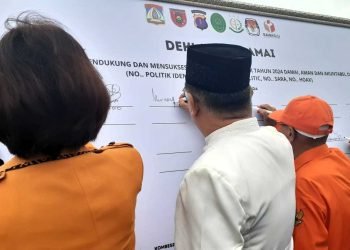 Ketua DPD LDII Kota Balikpapan H. Herry Fathamsyah menandatangani Deklarasi Damai Pemilukada 2024 di BSCC Dome Balikpapan, Sabtu (24/8). Foto: LINES Balikpapan