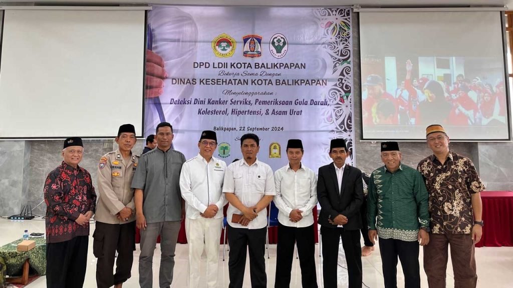 Dihadiri pejabat kelurahan setempat dan Bhabinkamtibmas, tampak dr. Agus Iriansyah berfoto bersama pengurus DPD LDII Kota Balikpapan. Foto: LINES