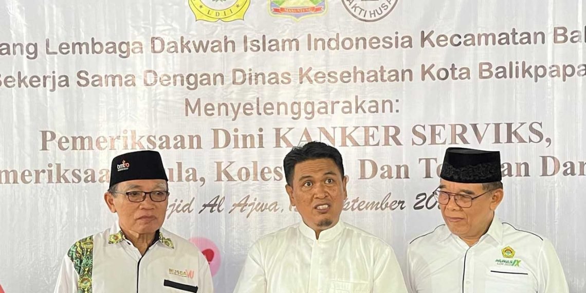 dr. Agus Isriansyah, dokter yang bertugas dari Dinas Kesehatan Kota, didampingi Ketua DPD LDII Kota Balikpapan H. Herry Fathamsyah dan Wanhat H. Toto Hadi Priyanto. Foto: Zain/LINES