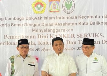 dr. Agus Isriansyah, dokter yang bertugas dari Dinas Kesehatan Kota, didampingi Ketua DPD LDII Kota Balikpapan H. Herry Fathamsyah dan Wanhat H. Toto Hadi Priyanto. Foto: Zain/LINES