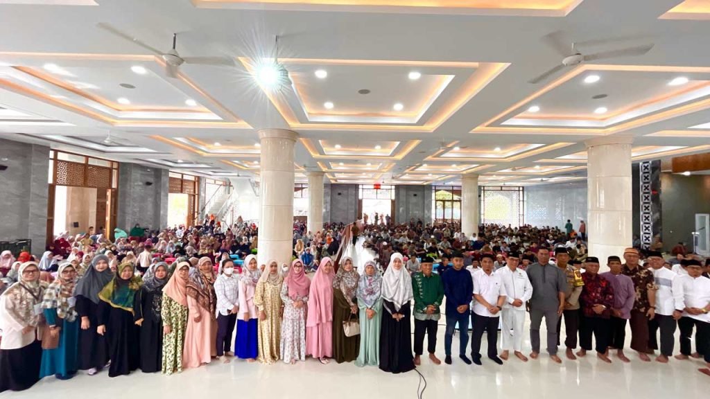 Peserta pengajian LDII berfoto bersama dalam kegiatan pemeriksaan kesehatan deteksi dini kanker serviks di Masjid Luhur Bairuha Balikpapan, Minggu (22/9). Foto: LINES