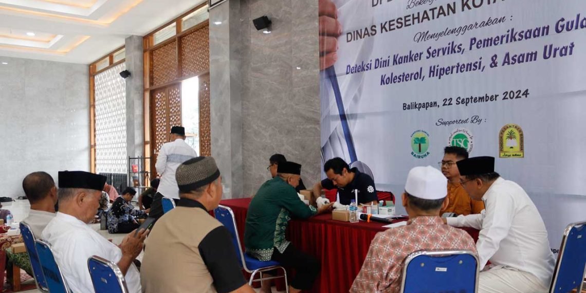 Ketua DPD LDII Kota Balikpapan H. Herry Fathamsyah saat melakukan pemeriksaan kesehatan. Foto: LINES