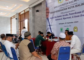 Ketua DPD LDII Kota Balikpapan H. Herry Fathamsyah saat melakukan pemeriksaan kesehatan. Foto: LINES