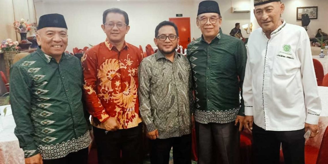 Dari kiri H. Munawar Cholil Ketua Yayasan Tri Sukses Generus dan Ponpes Bairuha, H. Sutadi Kaban Kesbangpol Kota Balikpapan, H. Johan Marpaung Kepala Kantor Kemenag Kab. Melak, ebelumnya Kepala Kantor Kemenag Kota Balikpapan, H. Herry Fathamsyah, dan Habib Mahdar Ketua Umum MUI Kota Balikpapan. Foto: dok. pribadi