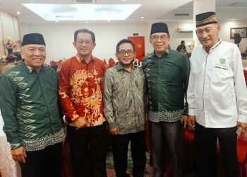 Dari kiri H. Munawar Cholil Ketua Yayasan Tri Sukses Generus dan Ponpes Bairuha, H. Sutadi Kaban Kesbangpol Kota Balikpapan, H. Johan Marpaung Kepala Kantor Kemenag Kab. Melak, ebelumnya Kepala Kantor Kemenag Kota Balikpapan, H. Herry Fathamsyah, dan Habib Mahdar Ketua Umum MUI Kota Balikpapan. Foto: dok. pribadi