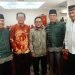 Dari kiri H. Munawar Cholil Ketua Yayasan Tri Sukses Generus dan Ponpes Bairuha, H. Sutadi Kaban Kesbangpol Kota Balikpapan, H. Johan Marpaung Kepala Kantor Kemenag Kab. Melak, ebelumnya Kepala Kantor Kemenag Kota Balikpapan, H. Herry Fathamsyah, dan Habib Mahdar Ketua Umum MUI Kota Balikpapan. Foto: dok. pribadi