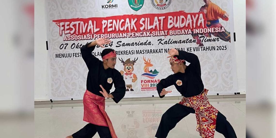 Keenan Daryl Falah dan M. Akbar Rofian Danu, keduanya meraih juara dalam Festival Silat Budaya 2024, yang digelar di Aula Dispora Provinsi Kalimantan Timur di Samarinda, Senin (7/10). Foto: Istimewa