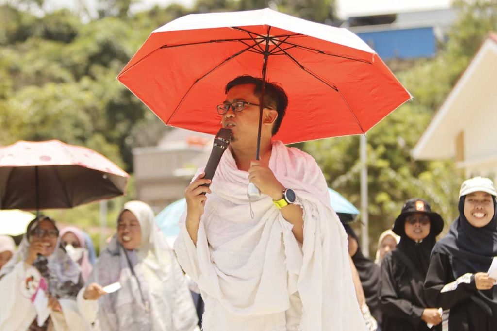 H. Aditia Gafar sebagai instruktur pembimbing manasik haji dan umrah di Ponpes Bairuha. Foto: Sadam/LINES