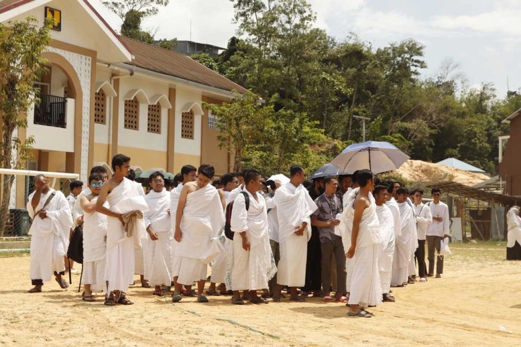 Pemuda LDII menjalani manasik haji dan umarah di lapangan Pones Bairuha, Minggu (29/9). Foto: Sadam/LINES