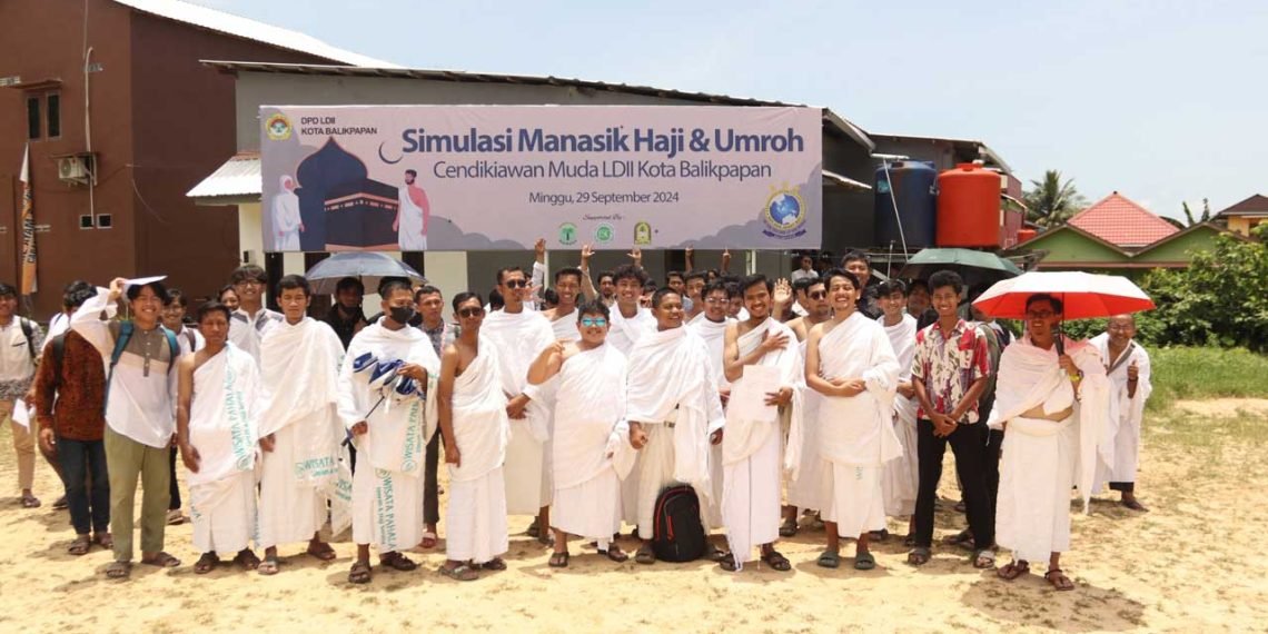 Pemuda LDII menjalani manasik haji dan umarah di lapangan Pones Bairuha, Minggu (29/9). Foto: Sadam/LINES
