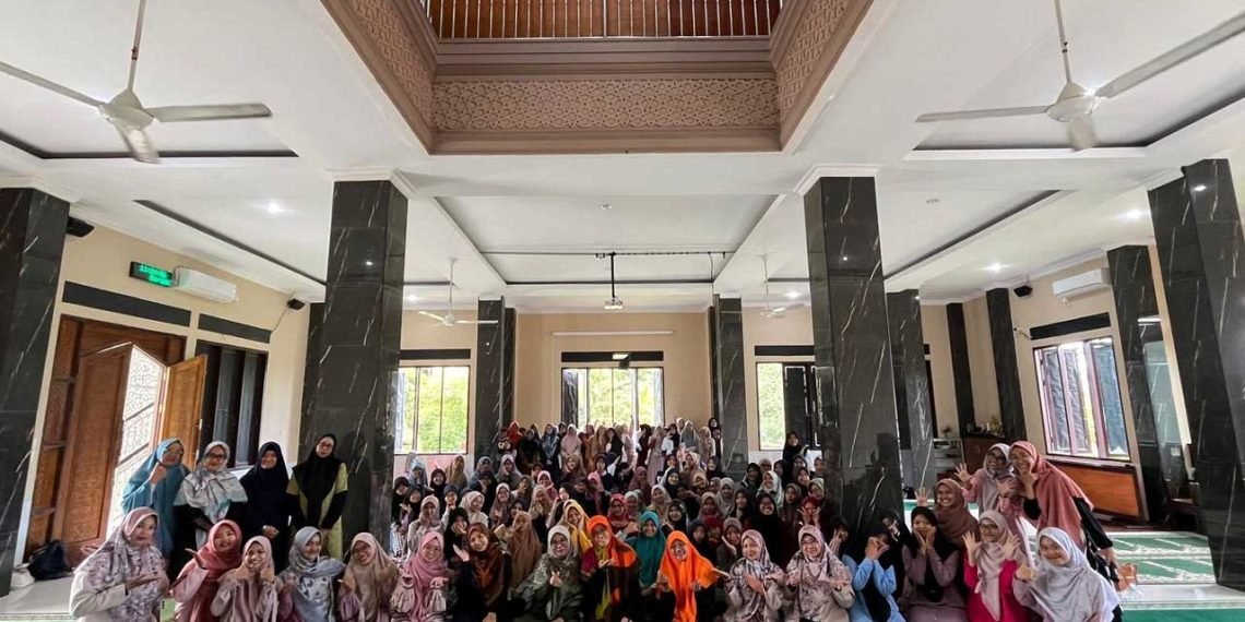 Remaja putri DPD LDII Kota Balikpapan foto bersama usai mengikuti pengajian keputrian yang membahas Bab Thaharah atau bersuci, di Masjid Al Ajwah, Jalan MT Haryono Balikpapan, Minggu (29/9). Foto: LINES