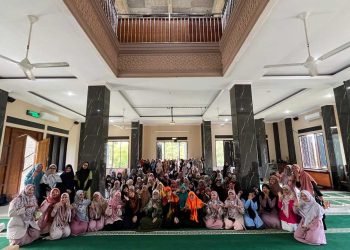 Remaja putri DPD LDII Kota Balikpapan foto bersama usai mengikuti pengajian keputrian yang membahas Bab Thaharah atau bersuci, di Masjid Al Ajwah, Jalan MT Haryono Balikpapan, Minggu (29/9). Foto: LINES