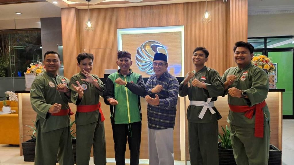 Muhammad Aji Wicaksono (sabuk putih) foto bersama dengan Ketua DPD LDII Kota Balikpapan H. Herry Fathamsyah, Ketua PERSINAS ASAD Joko Yawiono, Sekretaris Imam Ghazali, Emir Daryl Fatah, dan pelatih. Foto: Jamil/LINES