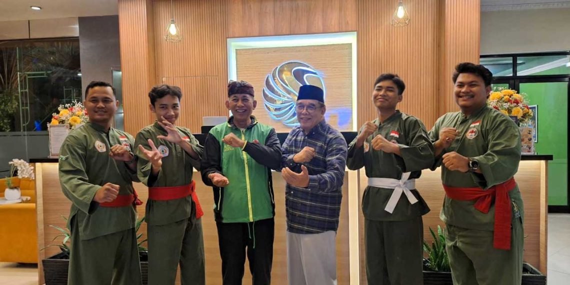 Muhammad Aji Wicaksono (sabuk putih) foto bersama dengan Ketua DPD LDII Kota Balikpapan H. Herry Fathamsyah, Ketua PERSINAS ASAD Joko Yawiono, Sekretaris Imam Ghazali, Emir Daryl Fatah, dan pelatih. Foto: Jamil/LINES