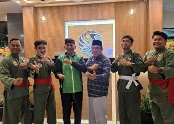Muhammad Aji Wicaksono (sabuk putih) foto bersama dengan Ketua DPD LDII Kota Balikpapan H. Herry Fathamsyah, Ketua PERSINAS ASAD Joko Yawiono, Sekretaris Imam Ghazali, Emir Daryl Fatah, dan pelatih. Foto: Jamil/LINES