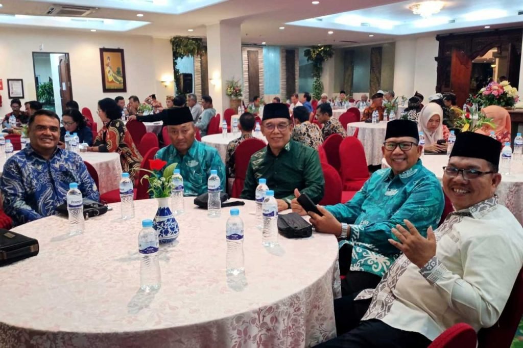 H. Herry Fathamsyah dengan Ketua FKUB Kota Samarinda KH Zaini Naim dan undangan lainnya. Foto: dok. pribadi