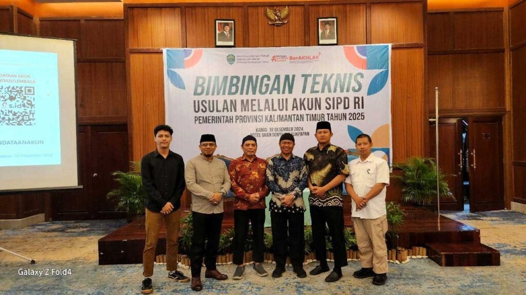 Peserta perwakilan dari DPD LDII Kota Balikpapan berfoto bersama dengan narasumber H. Ardiansyah selaku Biro Kesejahteraan Rakyat, Setda Provinsi Kalimantan Timur. Foto: Istimewa