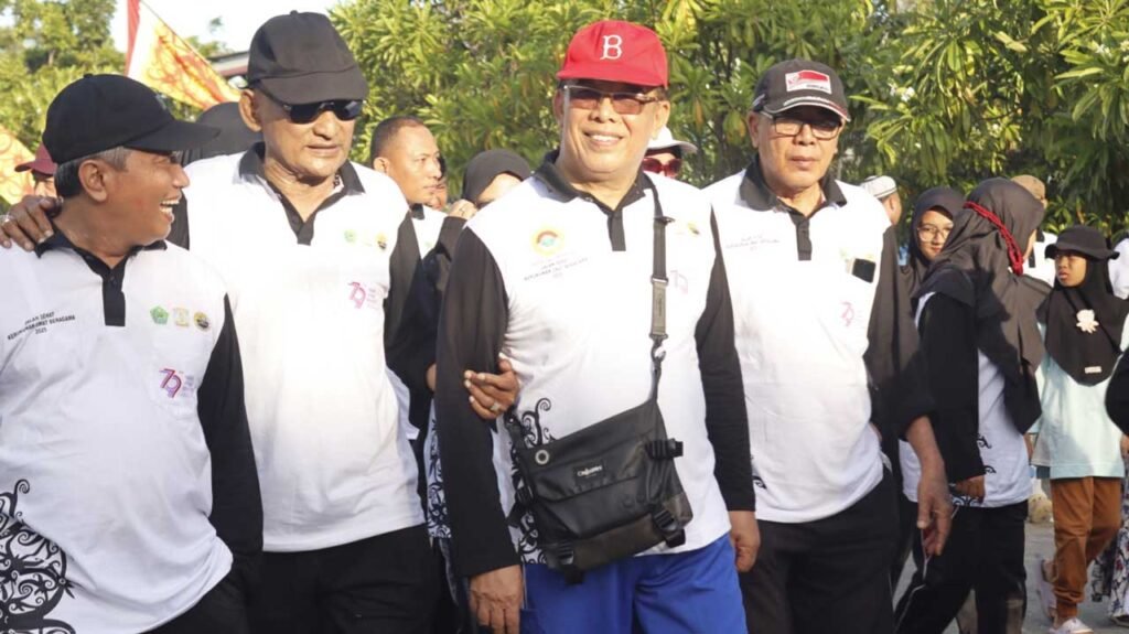 H. Herry Fathamsyah bersama Ketua Umum MUI Balikpapan Habib Mahdar saat mengikuti Jalan Sehat FKUB dalam rangka HAB ke-79 Kemenag RI, Sabtu (18/1). Foto: LINES