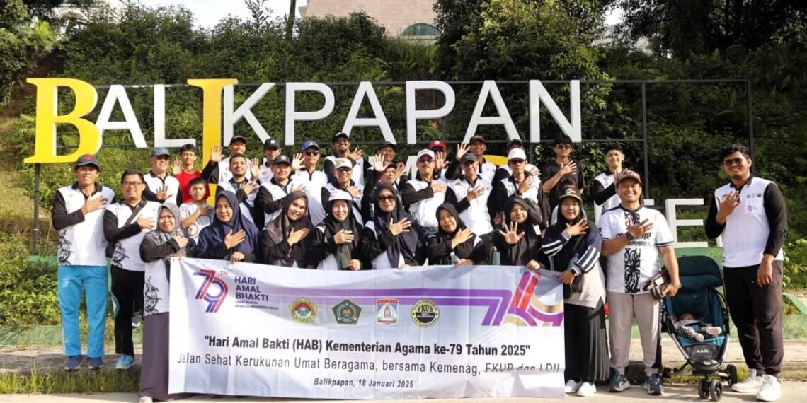 Foto bersama sebagian warga LDII Balikpapan usai mengikuti Jalan Sehat keliling Islamic Centre Balikpapan, Sabtu (18/1). Foto: LINES