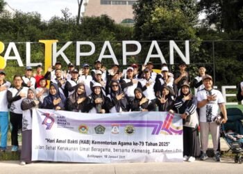 Foto bersama sebagian warga LDII Balikpapan usai mengikuti Jalan Sehat keliling Islamic Centre Balikpapan, Sabtu (18/1). Foto: LINES