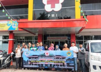 Foto bersama pendonor darah warga LDII yang dikoordinasikan oleh Ketua PC LDII Kec. Balikpapan Kota H. Kabul Suprayitno (paling kiri). Foto: LINES