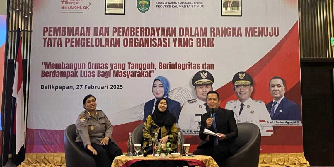 Dua orang narasumber, antara lain AKBP Windia Nugraha, S.H., M.H., Kasubdit Binpolmas Ditbinmas Polda Kaltim dan Dr. Suryaningsi, M.H., seorang akademisi dari Universitas Mulawarman. Foto: Istimewa