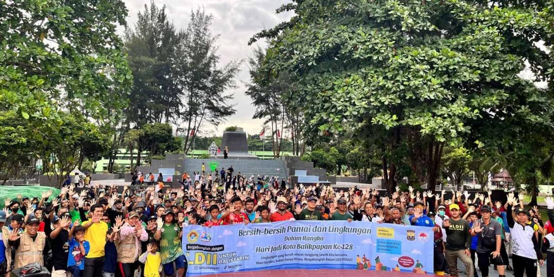 Dalam rangka memperingati Hari Jadi Kota Balikpapan ke-128 sekaligus memperingati Hari Peduli Sampah Nasional (HPSN) 2025, Dewan Pimpinan Daerah (DPD) Lembaga Dakwah Islam Indonesia (LDII) Kota Balikpapan menggelar aksi bersih-bersih Pantai Monpera, Minggu (23/2/2025). Foto: LINES