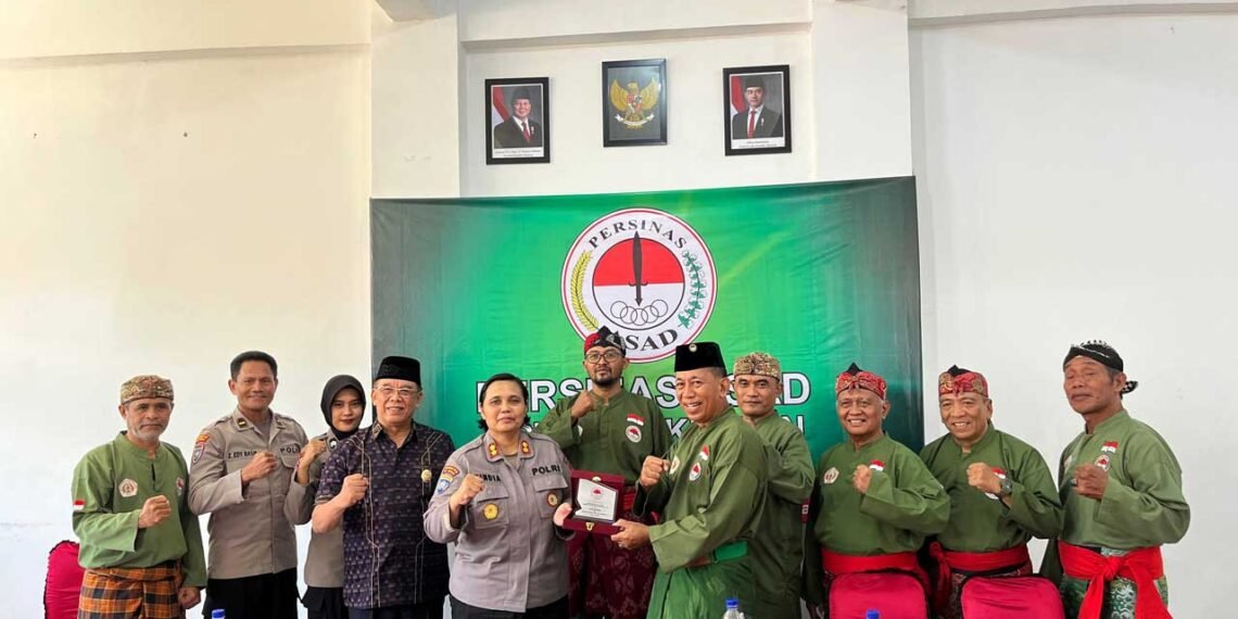 Kunjungan Dirbinmas Polda Kaltim yang diwakili oleh AKBP Windia Nugraha, S.H., M.H., selaku Kasubdit Binpolmas Polda Kaltim, yang diterima langsung oleh jajaran pengurus PERSINAS ASAD, Rabu (5/2), di Sekretariat PERSINAS ASAD Kota Balikpapan, Kompleks Pondok Pesantren Bairuha. Foto: LINES