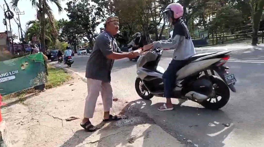 Ketua PC LDII Kec. Balikpapan Timur Iyos Rudy Hariadi berbagi takjil di bulan Ramadan di Jalan Mulawarman, Kel. Manggar, KEc. Balikpapan Timur, Minggu (16/3/2025). Foto: LINES